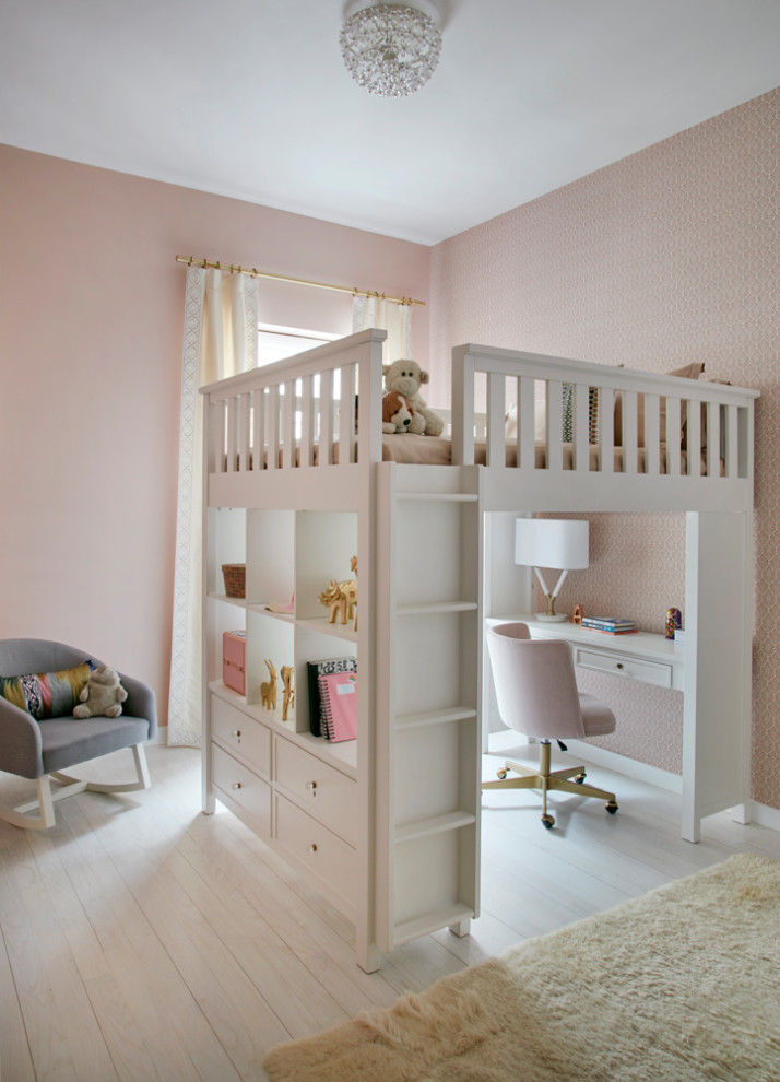 Diseño de dormitorio tradicional renovado pequeño con paredes rosas, suelo de madera clara, suelo blanco y papel pintado