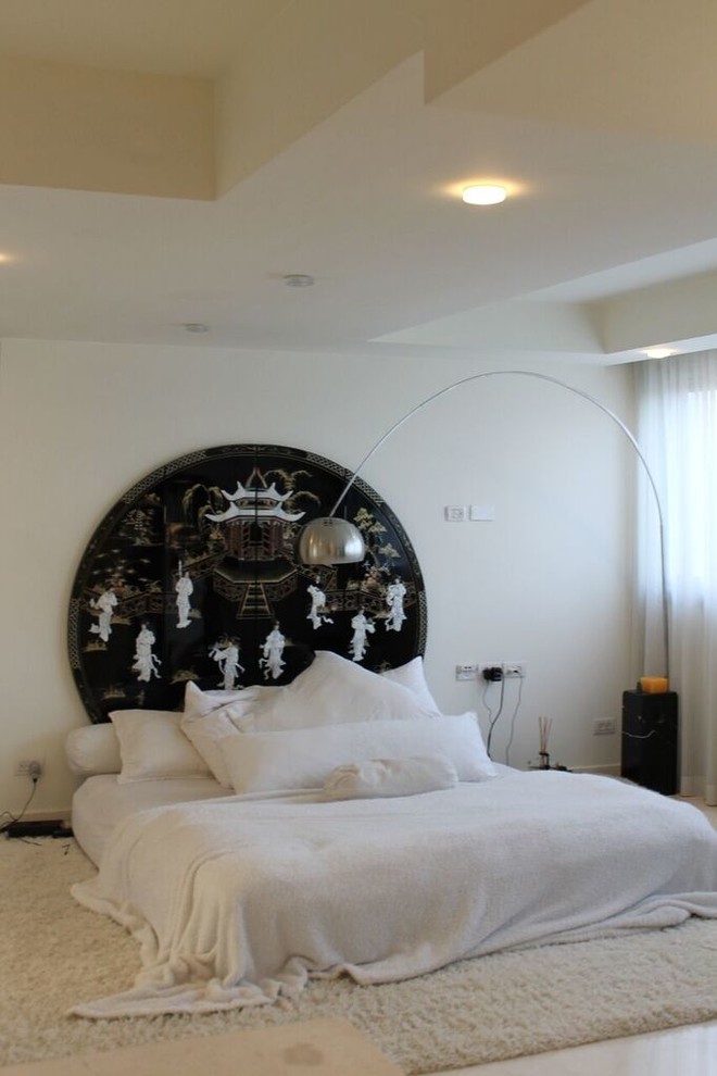マイアミにある広いアジアンスタイルのおしゃれな客用寝室 (白い壁、磁器タイルの床、暖炉なし、白い床) のレイアウト