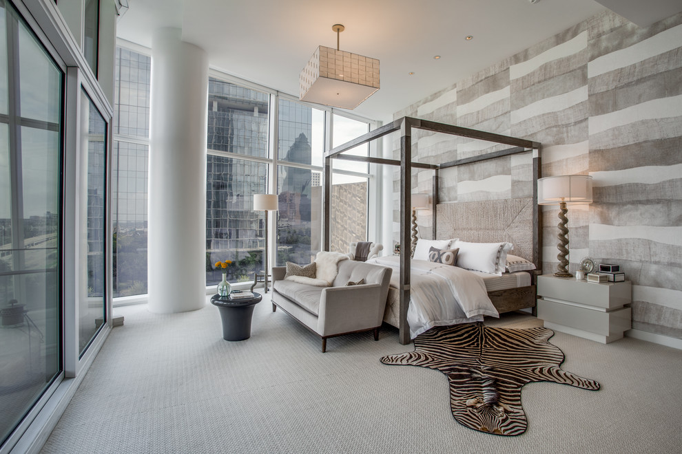 Mittelgroßes Modernes Hauptschlafzimmer mit beiger Wandfarbe, Teppichboden und weißem Boden in Dallas