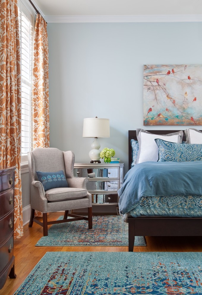 Свежая идея для дизайна: спальня в стиле кантри с синими стенами и светлым паркетным полом - отличное фото интерьера
