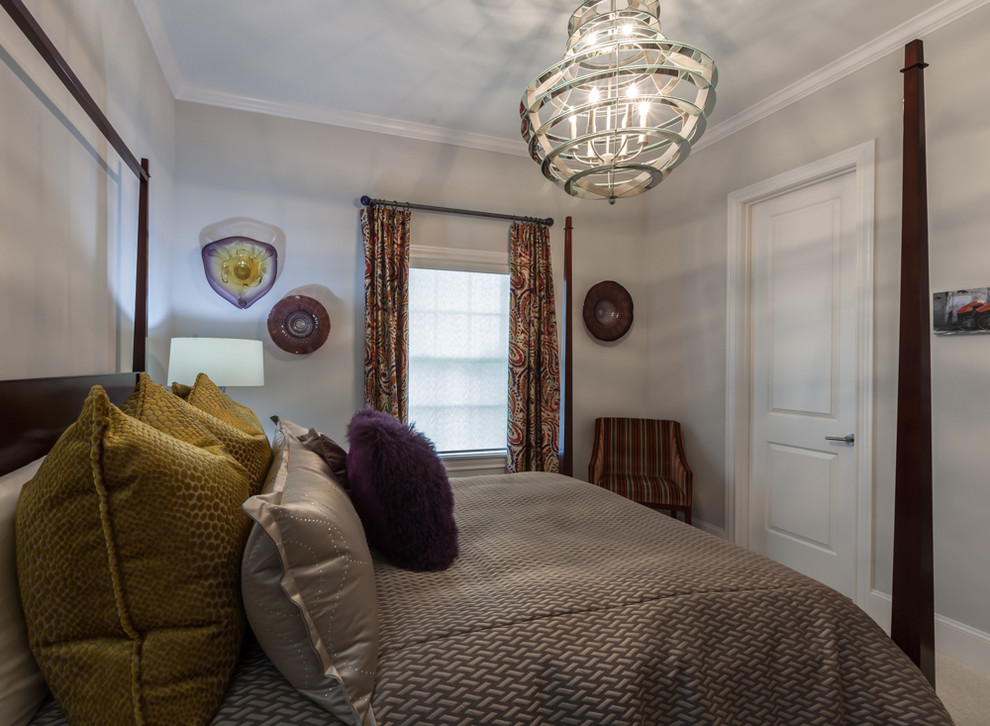 ヒューストンにある小さなトラディショナルスタイルのおしゃれな客用寝室 (グレーの壁、無垢フローリング、暖炉なし)