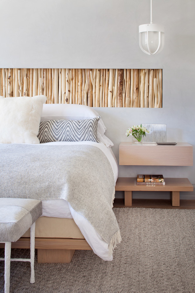 デンバーにあるビーチスタイルのおしゃれな寝室 (グレーの壁、淡色無垢フローリング)