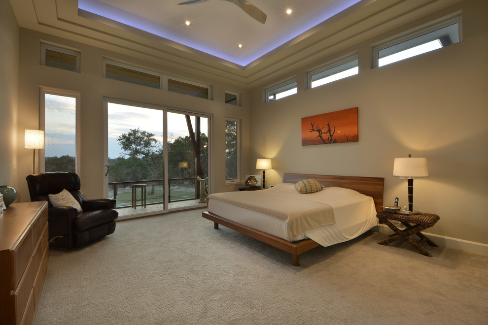 Exemple d'une grande chambre moderne avec un mur beige, aucune cheminée et un sol blanc.