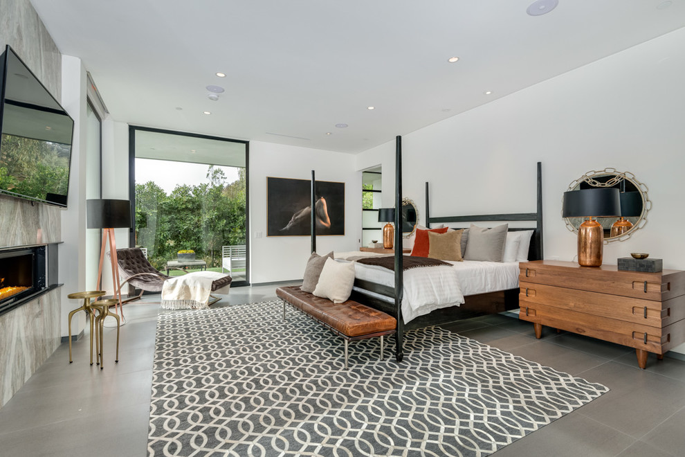 ロサンゼルスにあるコンテンポラリースタイルのおしゃれな寝室 (白い壁、横長型暖炉、グレーとブラウン) のインテリア