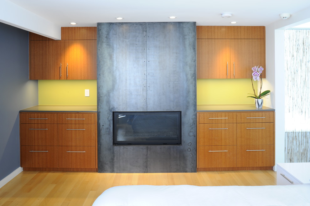 Modernes Hauptschlafzimmer mit grüner Wandfarbe, hellem Holzboden und Kamin in San Francisco