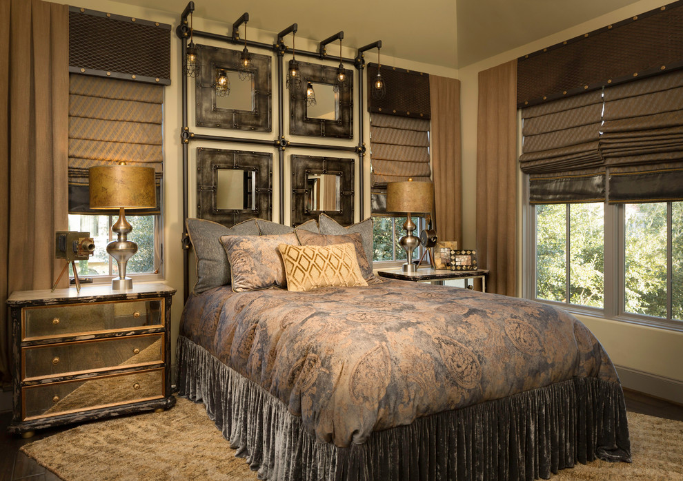 Modelo de habitación de invitados de tamaño medio con paredes beige, suelo de madera oscura y suelo marrón