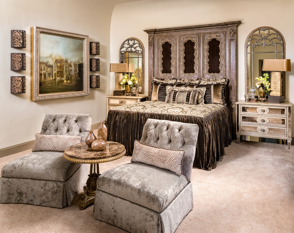 Modelo de habitación de invitados de tamaño medio con paredes beige, moqueta y suelo beige