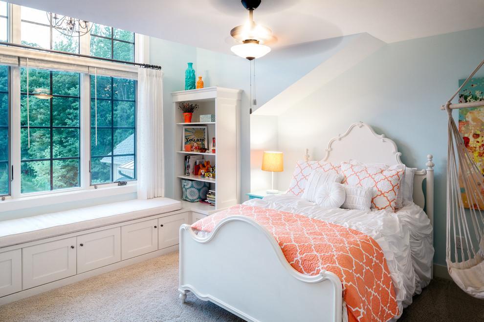 Foto di una camera da letto stile loft chic di medie dimensioni con pareti blu e moquette