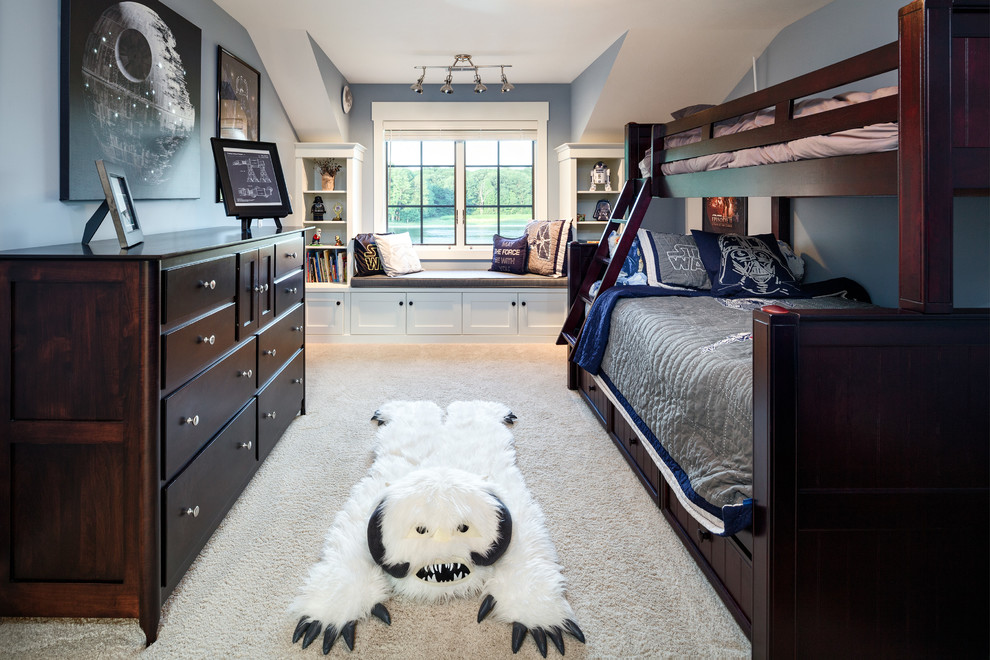 На фото: гостевая спальня среднего размера, (комната для гостей) в стиле рустика с синими стенами и ковровым покрытием