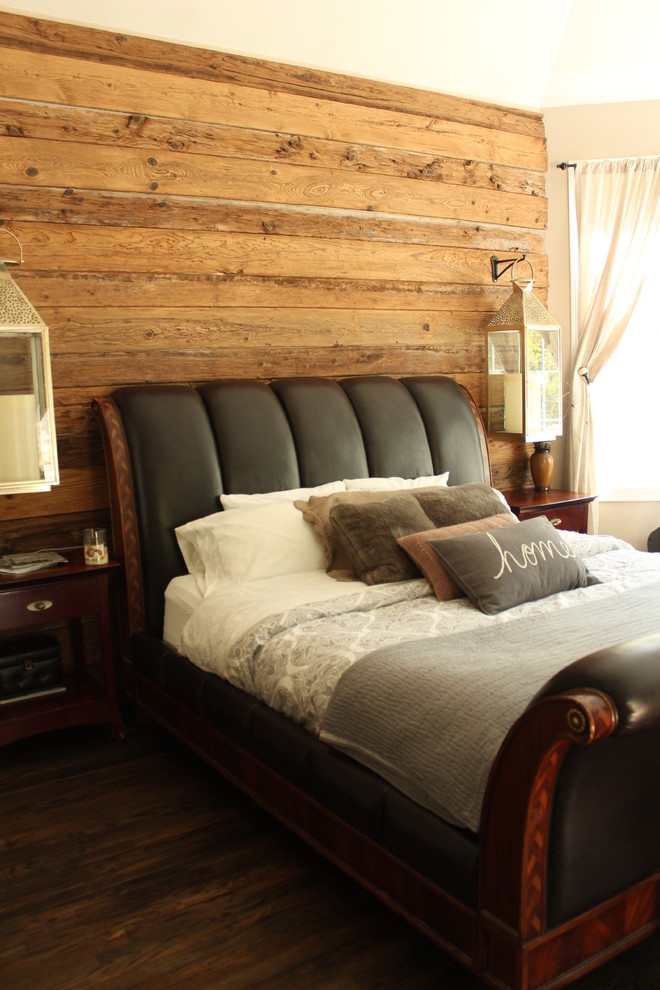 Imagen de dormitorio principal rural pequeño con paredes beige, suelo de madera oscura y todas las chimeneas