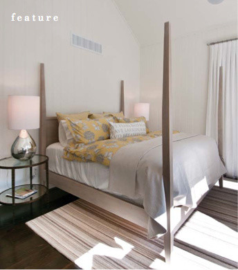Imagen de dormitorio principal marinero grande con paredes blancas y suelo de madera oscura