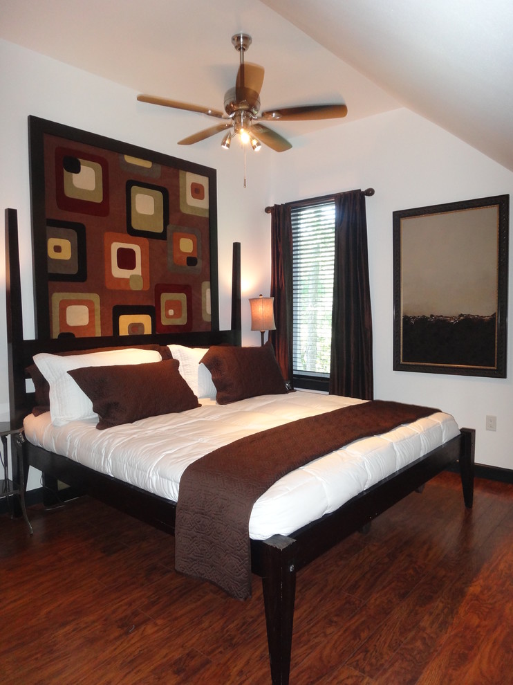 Ejemplo de habitación de invitados de estilo americano con paredes blancas y suelo de madera en tonos medios