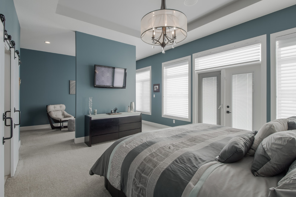 На фото: огромная хозяйская спальня в стиле неоклассика (современная классика) с синими стенами и ковровым покрытием