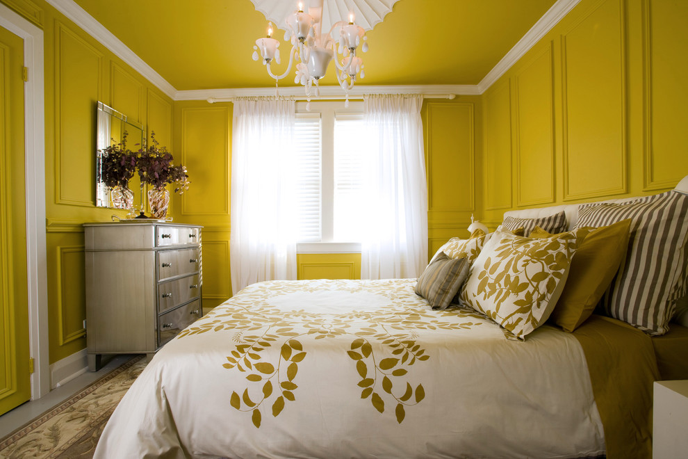 Стильный дизайн: хозяйская спальня в стиле фьюжн с желтыми стенами и ковровым покрытием - последний тренд