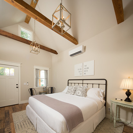 Kleines Country Gästezimmer mit beiger Wandfarbe, hellem Holzboden und braunem Boden in Austin