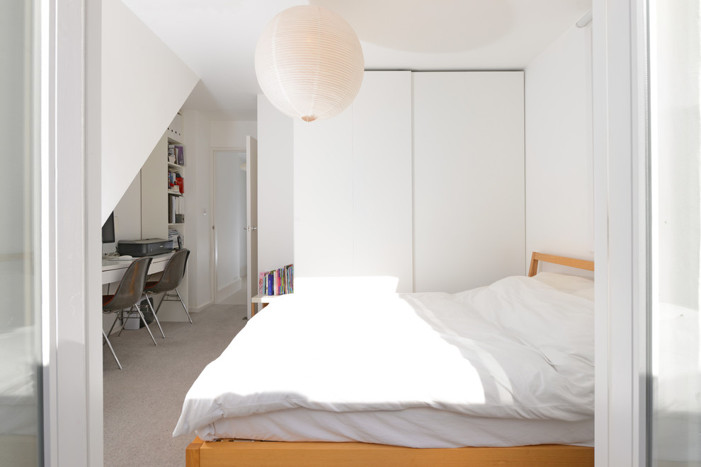 Idées déco pour une chambre contemporaine de taille moyenne avec un mur blanc, aucune cheminée et un sol gris.