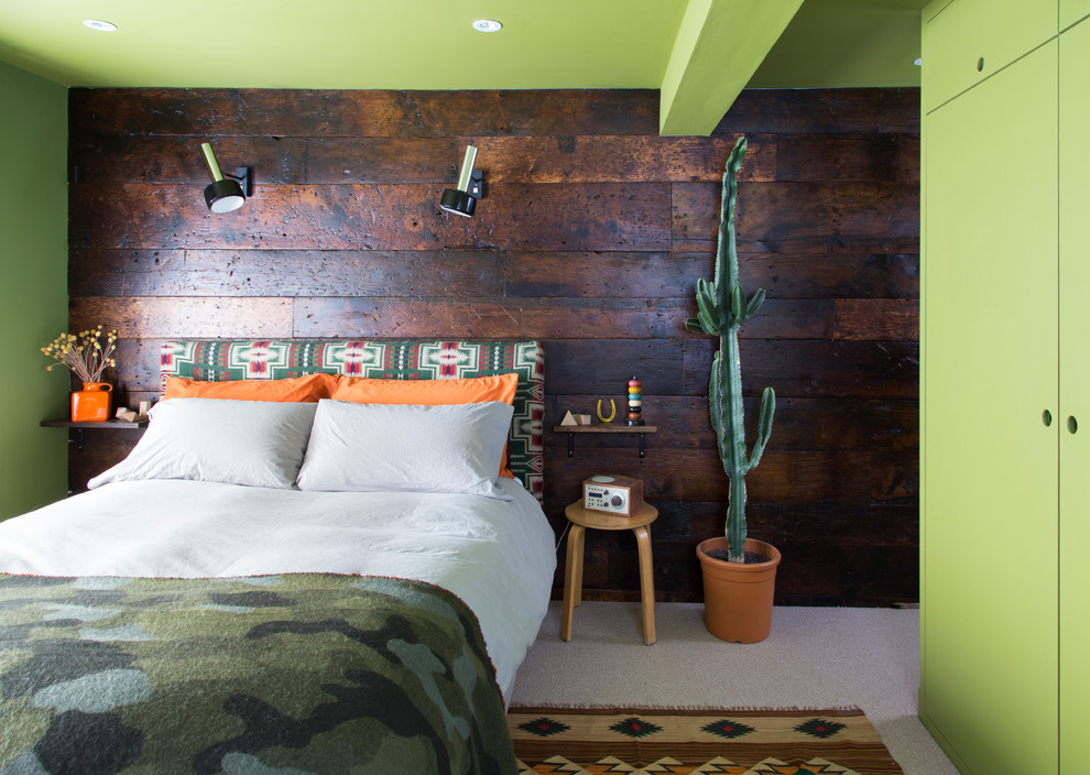 Пример оригинального дизайна: спальня в стиле фьюжн с зелеными стенами без камина
