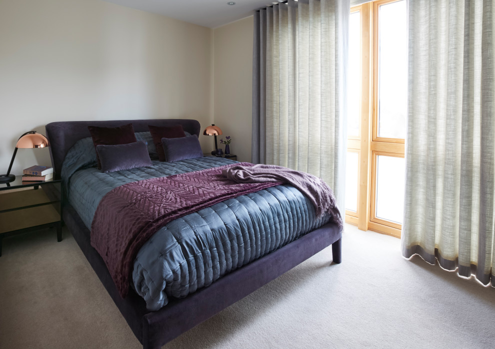 Modelo de dormitorio principal moderno de tamaño medio sin chimenea con paredes rosas, moqueta y suelo beige