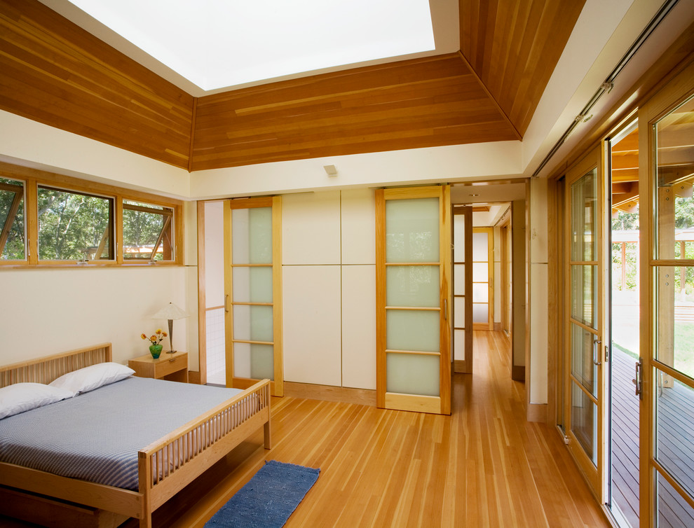 Asiatisches Schlafzimmer mit weißer Wandfarbe in Boston