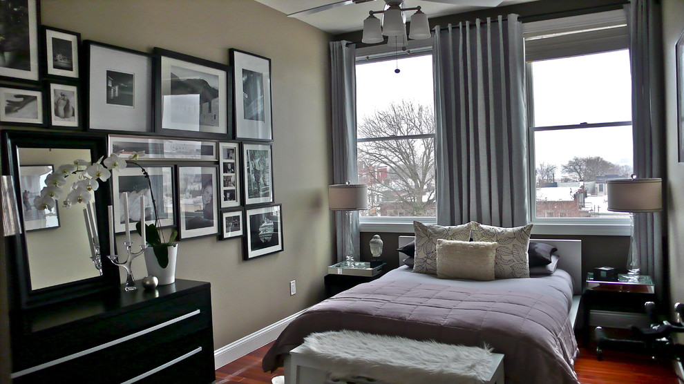 Imagen de dormitorio principal minimalista pequeño con paredes marrones y suelo de madera oscura