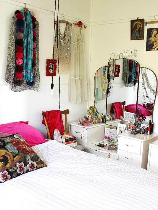 メルボルンにある小さなシャビーシック調のおしゃれな寝室 (白い壁)