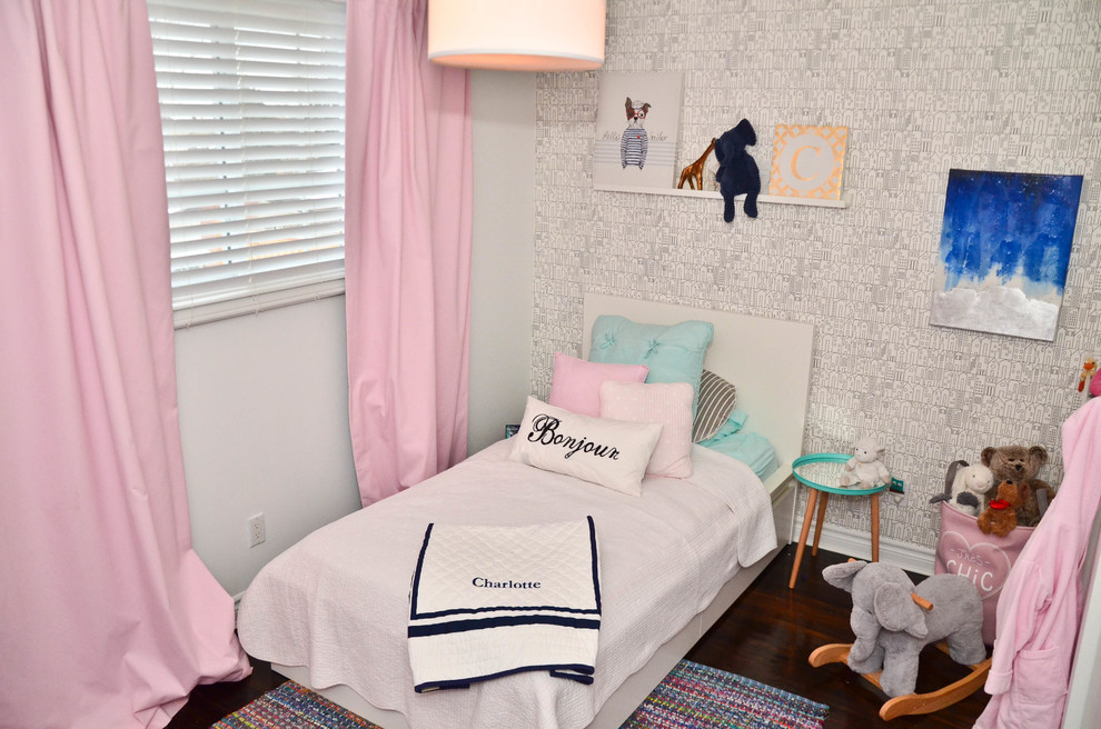 Imagen de dormitorio tradicional renovado pequeño con paredes blancas y suelo de madera oscura