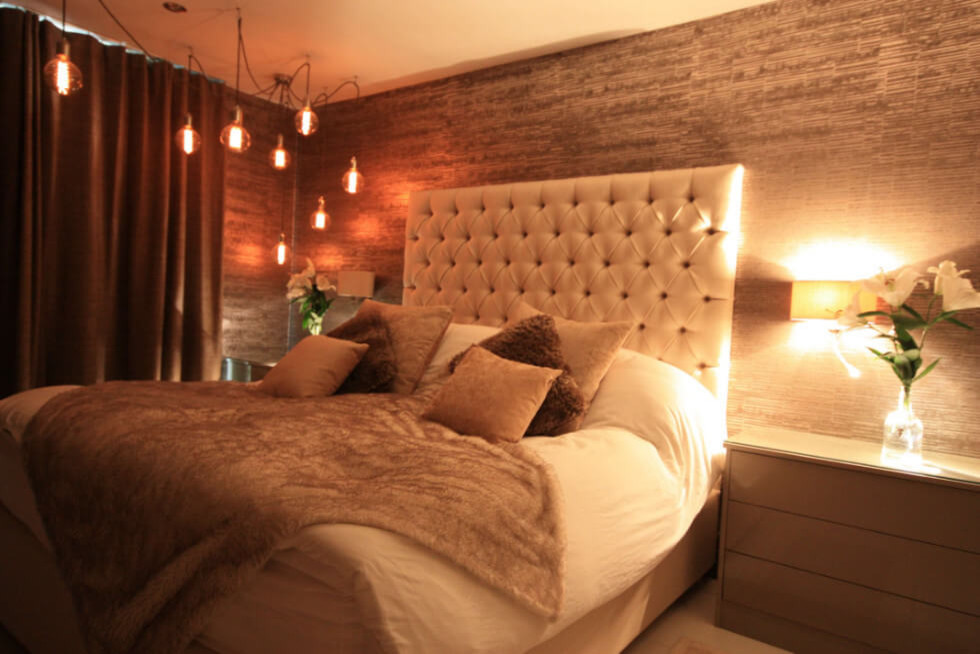 Großes Modernes Hauptschlafzimmer mit brauner Wandfarbe und Porzellan-Bodenfliesen in Kent