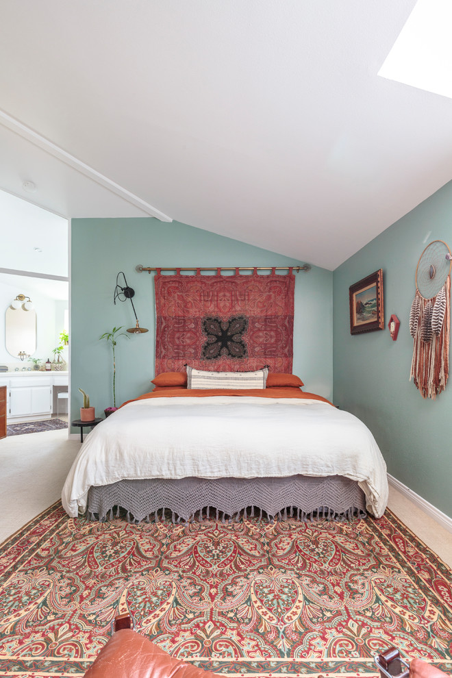 На фото: хозяйская спальня в морском стиле с зелеными стенами и бежевым полом