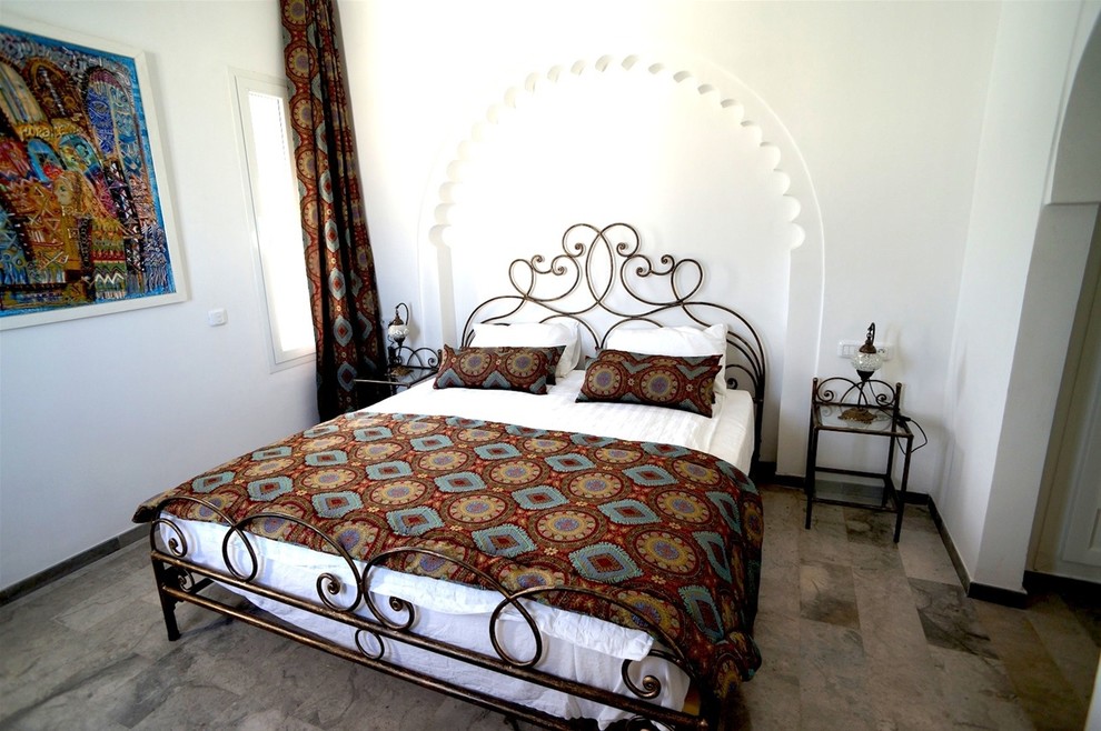 Foto di una camera da letto design con pareti bianche