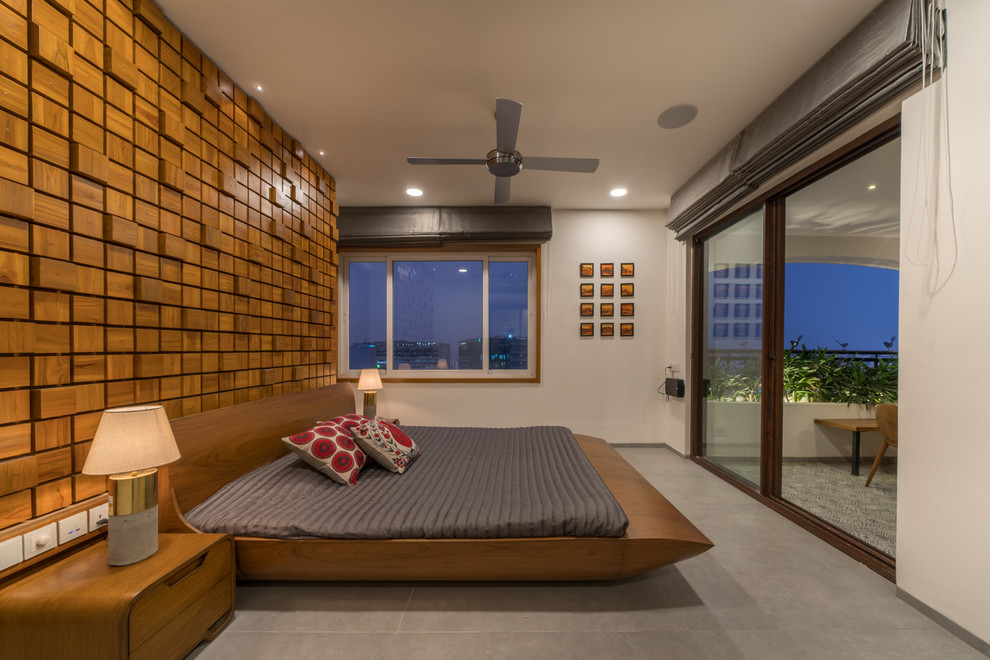 Foto de dormitorio contemporáneo de tamaño medio con suelo gris y paredes beige