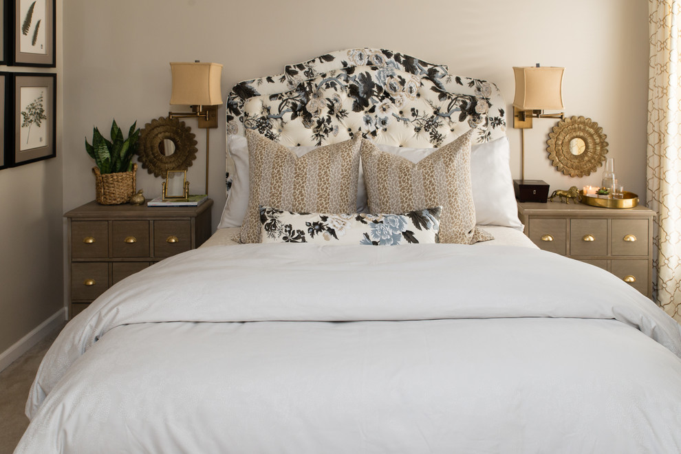 シャーロットにある中くらいなトランジショナルスタイルのおしゃれな主寝室 (ベージュの壁、カーペット敷き) のレイアウト