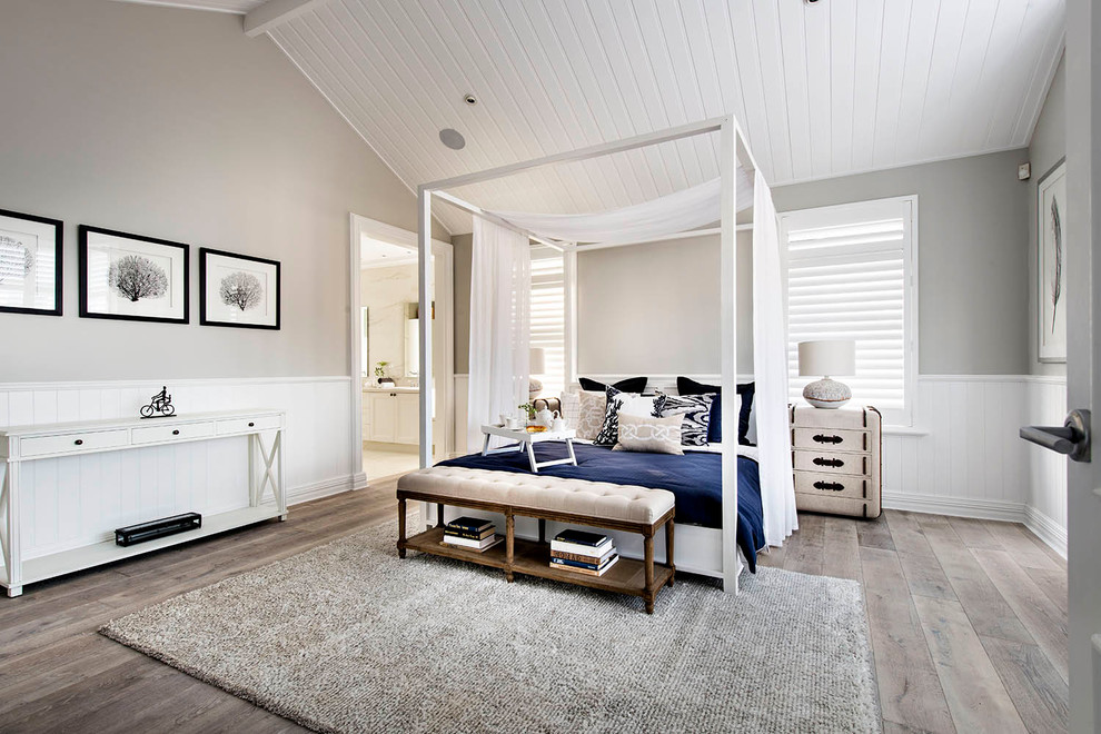 Источник вдохновения для домашнего уюта: хозяйская спальня в морском стиле с серыми стенами и светлым паркетным полом