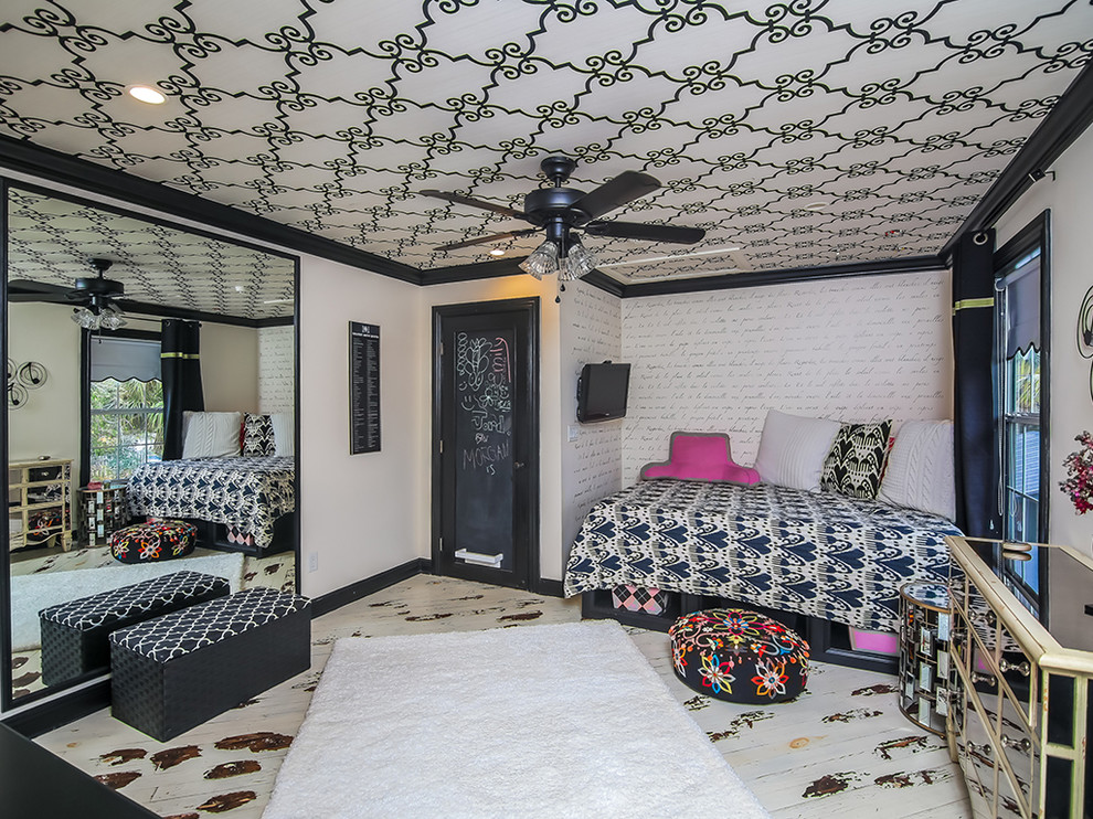 Ispirazione per una camera da letto eclettica di medie dimensioni con pareti bianche e pavimento in legno verniciato