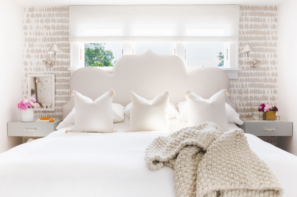 Стильный дизайн: хозяйская спальня в морском стиле с разноцветными стенами - последний тренд