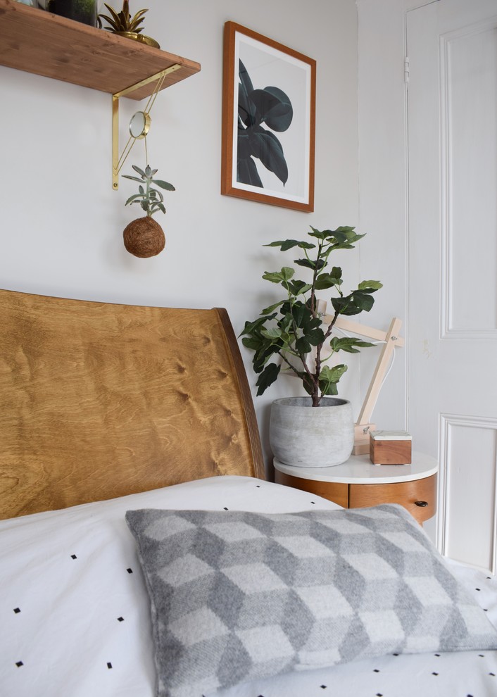 Imagen de dormitorio principal nórdico grande con paredes blancas, suelo de madera pintada, chimenea de doble cara, marco de chimenea de metal y suelo negro
