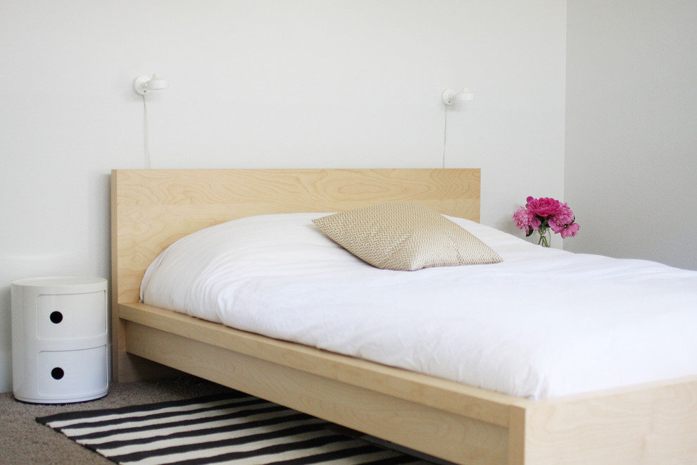 Bild på ett skandinaviskt sovrum, med vita väggar