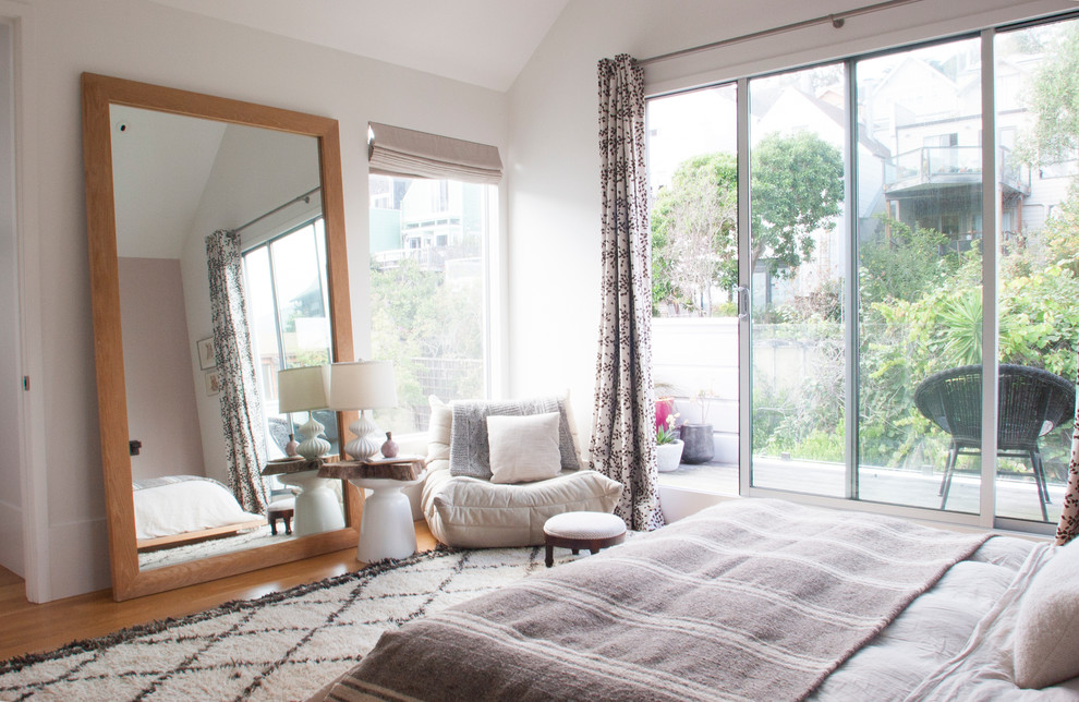 Klassisches Schlafzimmer ohne Kamin mit weißer Wandfarbe und braunem Holzboden in San Francisco
