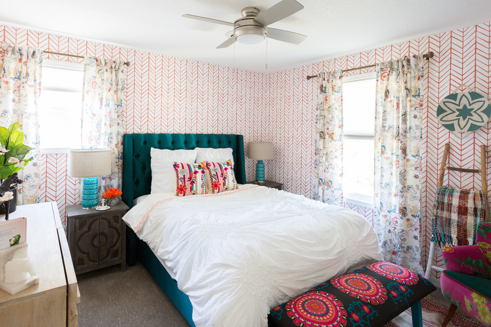 Mittelgroßes Stilmix Gästezimmer ohne Kamin mit roter Wandfarbe, Teppichboden und grauem Boden in Kansas City