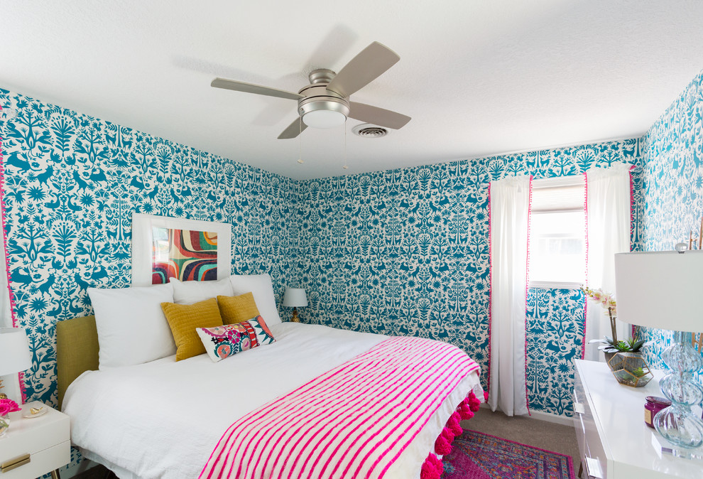 カンザスシティにある中くらいなエクレクティックスタイルのおしゃれな客用寝室 (青い壁、カーペット敷き、グレーの床) のインテリア