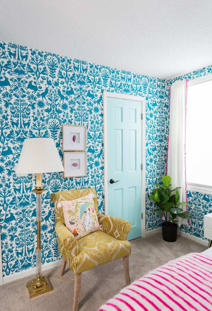 Mittelgroßes Stilmix Gästezimmer mit blauer Wandfarbe und Teppichboden in Kansas City