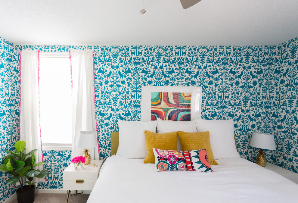 Modelo de habitación de invitados bohemia de tamaño medio con paredes azules y moqueta