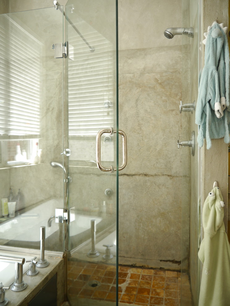 Ejemplo de cuarto de baño bohemio de tamaño medio con paredes blancas y suelo de baldosas de terracota