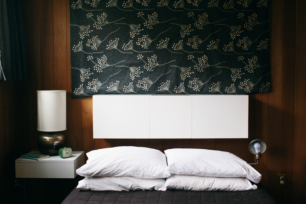 Modelo de dormitorio principal vintage de tamaño medio sin chimenea con paredes marrones
