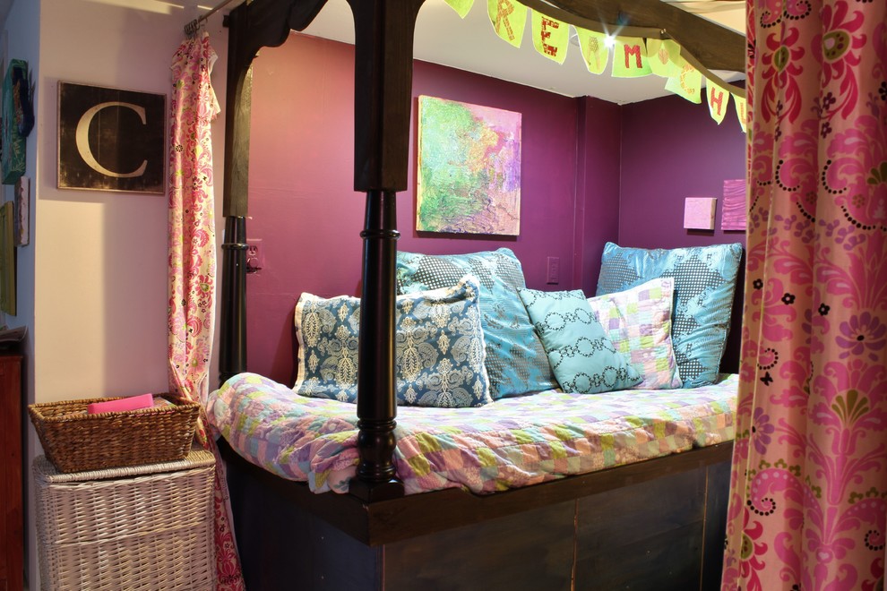 Inredning av ett shabby chic-inspirerat sovrum, med lila väggar