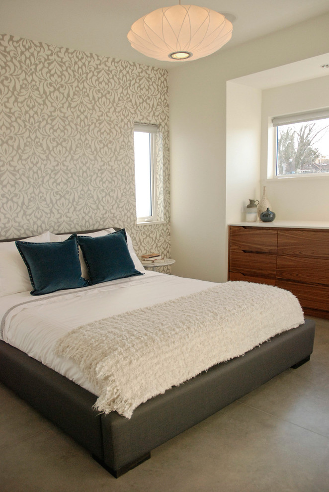 バンクーバーにあるコンテンポラリースタイルのおしゃれな寝室 (マルチカラーの壁、コンクリートの床、グレーの床) のレイアウト