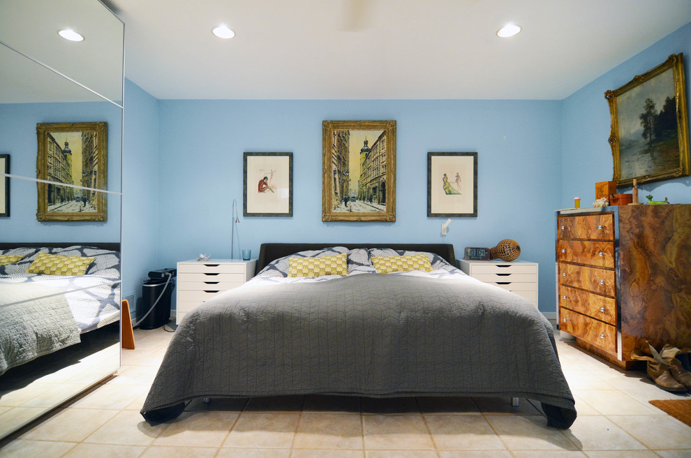 Cette photo montre une chambre éclectique avec un mur bleu et un sol en travertin.