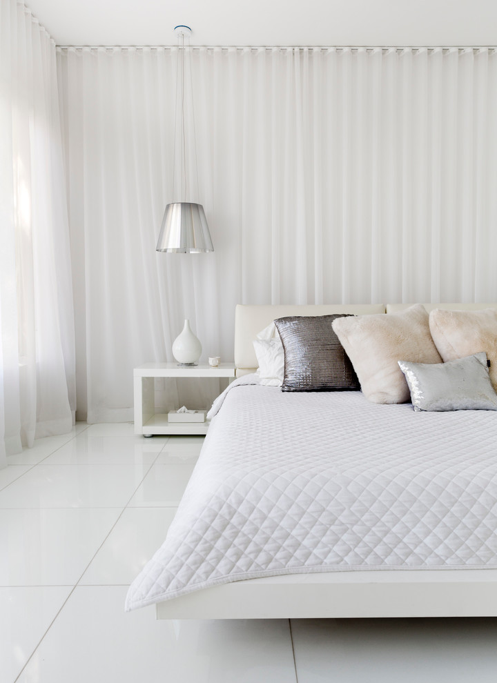 Modelo de dormitorio actual con paredes blancas y suelo blanco