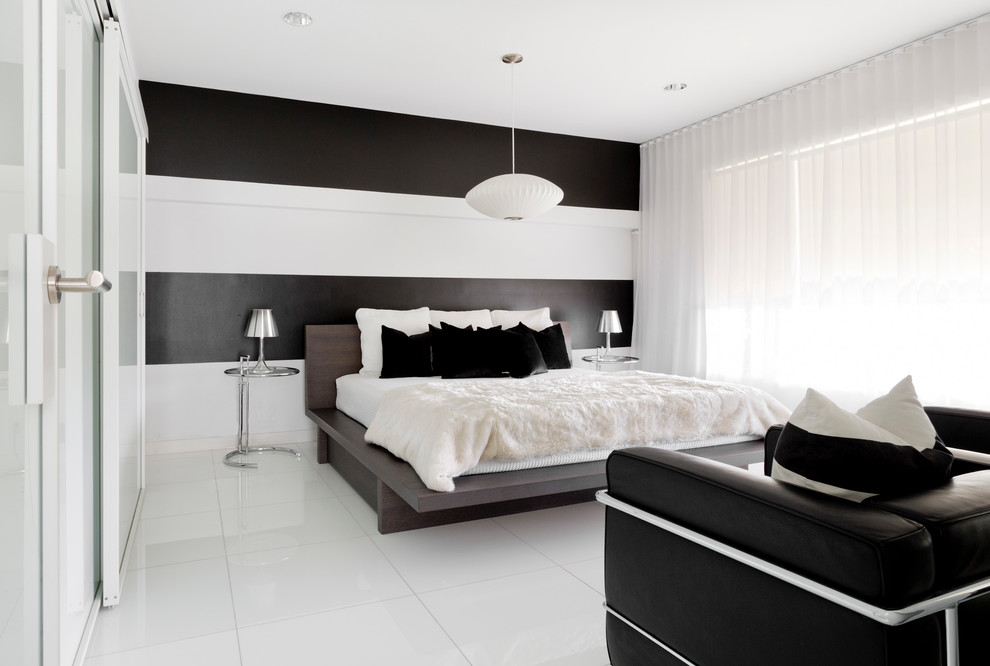 Modern inredning av ett sovrum, med flerfärgade väggar och vitt golv