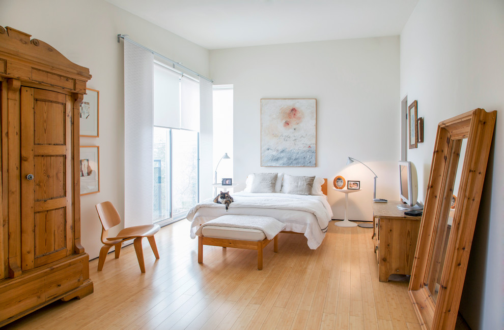 Klassisches Schlafzimmer mit weißer Wandfarbe und beigem Boden in Sonstige
