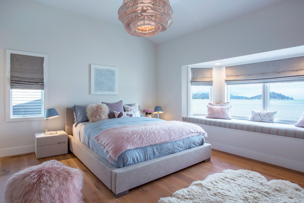 На фото: спальня в морском стиле с белыми стенами и паркетным полом среднего тона без камина с